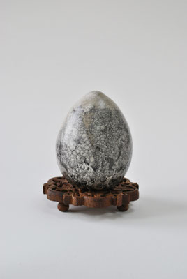 Œuf, 2013, grès raku, bois. H 15cm