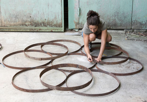 QUE LA RECOLTE SOIT ABONDANTE, 2019  Cerclages de tonneaux, tressage de clématite sauvage (ancêtre de la vigne). Diamètre 2m30