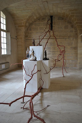 Cellules, 2018. Installation mix-medias (principalement bois et céramique) Longueur 12 mètres x Hauteur 4 mètres