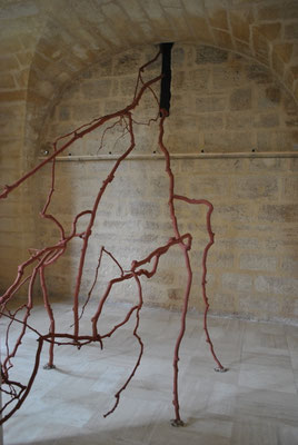 Cellules, 2018. Installation mix-medias (principalement bois et céramique) Longueur 12 mètres x Hauteur 4 mètres