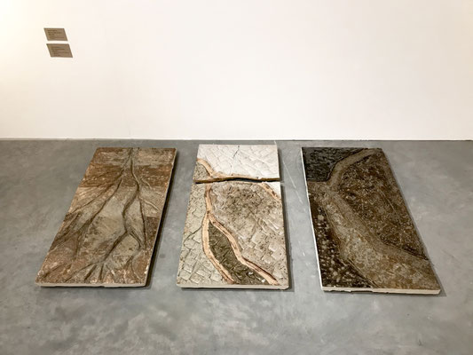 DELTA, Œuvres de performance, 2020. Grès émaillé aux cendres de plantes de Camargue, dorure à l’or. 57x117cm/u