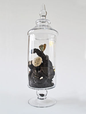 Deuil, 2017, grès, verre, papillon, médailles, H 48cm