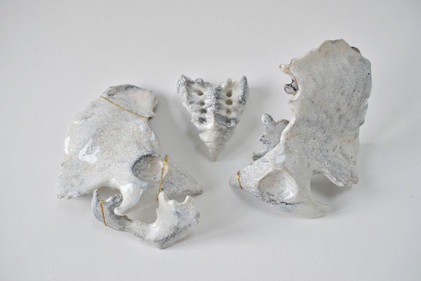 Infertilité, 2017, bassin en porcelaine, feuille d’or, 60x40x8cm
