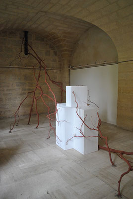 Cellules, 2018. Installation mix-medias (principalement bois et céramique) Longueur 12 mètres x Hauteur 4 mètres