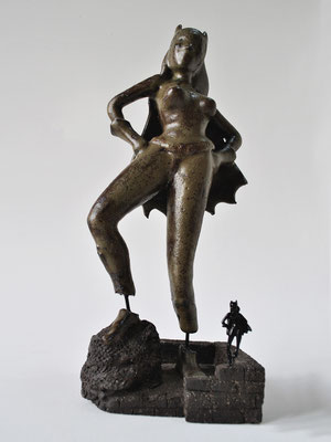 Catwoman, 2018, grès émaillé, plastique, H 33cm