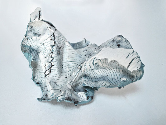 O.S., 2018. Porcelaine, métal. 30x25x17cm