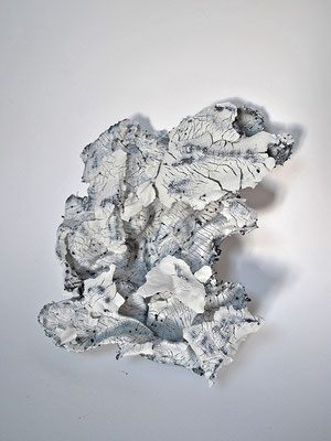 O.S., 2018. Porcelaine, métal. 39x35x12cm
