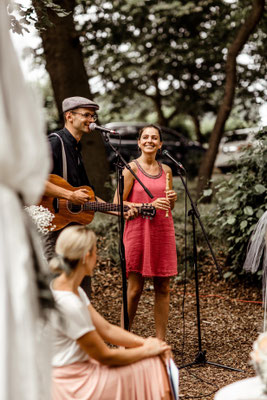 Akustik-Duo bei einer stilvollen Hochzeit im Wald