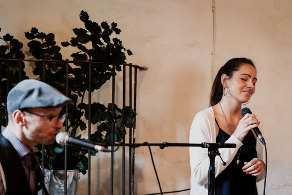 Live-Musik bei einem emotionalen Moment auf einer Hochzeit in Lübeck