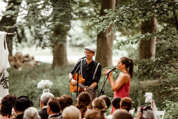 Akustik-Duo aus Hamburg bei einer stilvollen Hochzeit im Freien