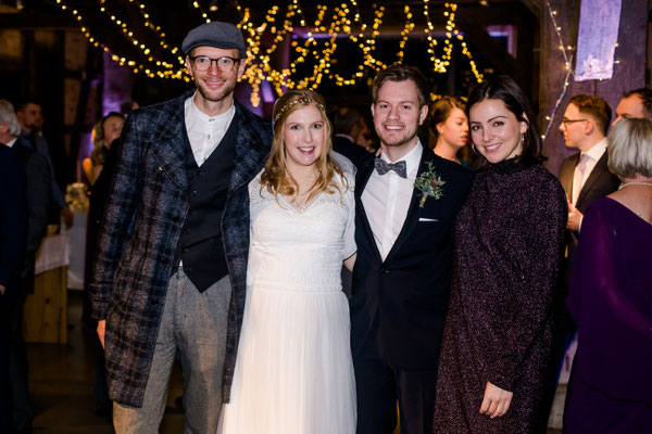 Musik-Duo Pine Alley aus Hamburg mit Hochzeitspaar bei einer Hochzeit