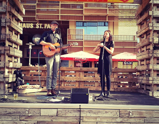 Akustik-Duo aus Hamburg spielt bei öffentlicher Veranstaltung