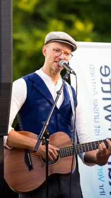 Live-Musik Duo aus Hamburg mit Gesang und Gitarre bei Firmenfeier