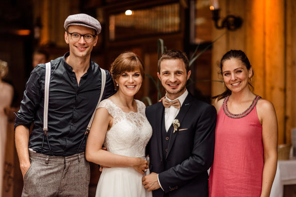 Musik-Duo Pine Alley mit Hochzeitspaar bei einer Hochzeit