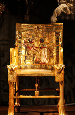 L’or a comme symbole chimique Au qui vient du latin aurum signifiant « aurore ». Les Égyptiens de l’Antiquité considéraient l’or comme la chair des dieux. Dans la Bible l’or est associé à la sainteté, à la spiritualité, à la pureté, à l'éclat spirituel. 