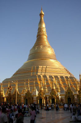 stupa dans temple bouddhiste en Birmanie - les édifices religieux de Babylone la grande sont luxueux et ont une valeur inestimable.