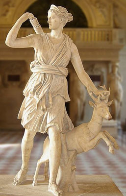 Artémis est assimilée à Diane, Dionysos à Bacchus. Junon, la sœur et épouse de Jupiter, reine des cieux et protectrice du mariage, est assimilée à l’Héra des Grecs ; sa fille Minerve est la déesse de la sagesse et de l’intelligence, de l’artisanat.