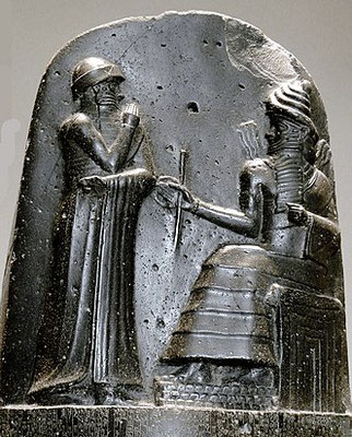 Shamash : dieu soleil sumérien symbolisé par un disque rayonnant, il est le seigneur de la justice. Larsa et Sippar sont ses villes dévouées. Il est logiquement représenté sur le Code de Hammurabi dictant ses lois au même roi.