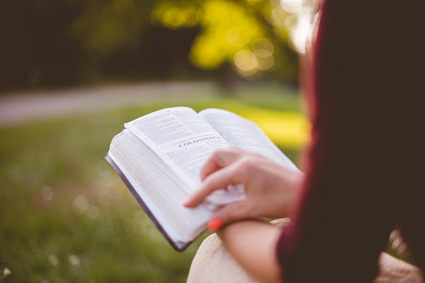 Aujourd’hui, nous avons la possibilité de lire et d’étudier la Bible avec nos yeux et notre cœur mais la plupart des gens laissent encore le soin aux représentants religieux de le faire pour eux. Votre fidélité va-t-elle à Dieu ou à cette organisation ?