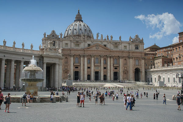 Basilique saint Pierre au Vatican à Rome - Quel que soit le pays que nous avons choisi de visiter, nous sommes bien souvent émerveillés devant l’architecture grandiose et les matériaux de grande valeur utilisés dans la construction des édifices religieux.