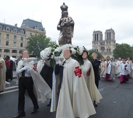 Notre dame de Paris. La procession transporte la sainte, un morceau de bois ou de plâtre. C'est de l'idolâtrie !