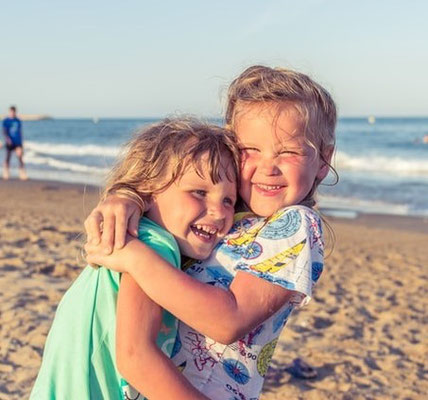 Le bonheur est simple, il dépend de notre état d’esprit. Il se nourrit de petites choses du quotidien à condition que nous prenions la peine de remarquer tout ce que la vie nous offre :  se réveiller au chant des oiseaux, entendre les rires des enfants...