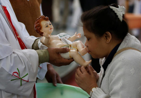 Au lieu de vénérer Jésus comme un tout petit enfant ou de se contenter du symbole de sa mort, la croix, attachons-nous à son enseignement profond et développons les qualités chrétiennes. Considérons Jésus comme notre Sauveur et comme un Roi très puissant.