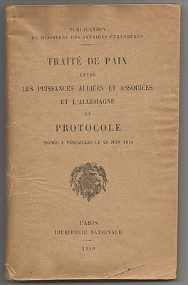 C’est la signature du traité de Versailles dans la galerie des glaces du château, le 28 juin 1919, à la date anniversaire de l’attentat de Sarajevo, qui met réellement fin à la guerre et introduit la Société des Nations (SDN).  Le livre de l'Apocalypse.