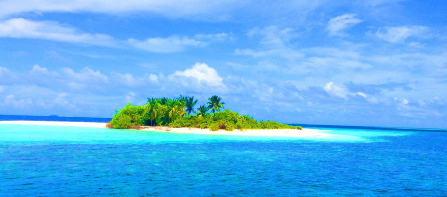 Une île est une étendue de terre ferme entièrement entourée d’eau.  L’eau baignant les îles peut être celle d’un océan, d’une mer, d’un lac ou d’un cours d’eau. La Bible parle des îles dans le sens figuré.