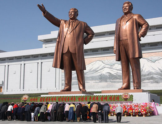 The statues of Kim Il Sung and Kim Jong Il on Mansu Hill in Pyongyang (april_2012), Wikimedia La faim dans les camps de concentration en Corée du Nord, de nombreux chrétiens survivent dans des conditions abominables.