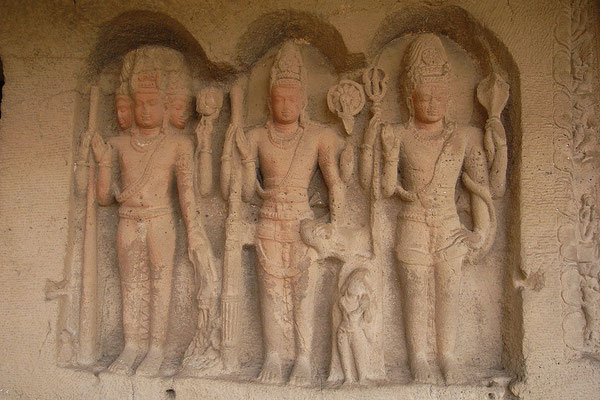 Trimurti (Brahma, Vishnou, Shiva) à Ellora, Inde. Les triades ont été retrouvées dans toutes les civilisations et tous les endroits du monde. La Trinité dérive des triades.