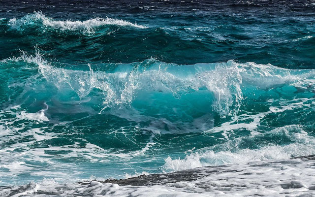 Nous avons vu auparavant que la mer, caractérisée par l'agitation, l'instabilité, le déferlement des vagues, le mugissement des flots symbolise les nombreux peuples, les nations, les masses agitées d’où les gouvernements opposés à Dieu tirent leur origine