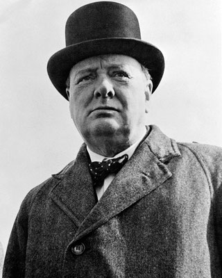 Afin de défendre la démocratie, le premier ministre britannique Winston Churchill et le président américain Franklin Delano Roosevelt signent en Août 1941 la Charte de l'Atlantique pour poser les fondements d'une nouvelle politique internationale.