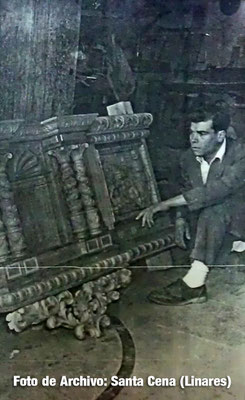 Guillermo Francoso mirando la cartelera central del paso.