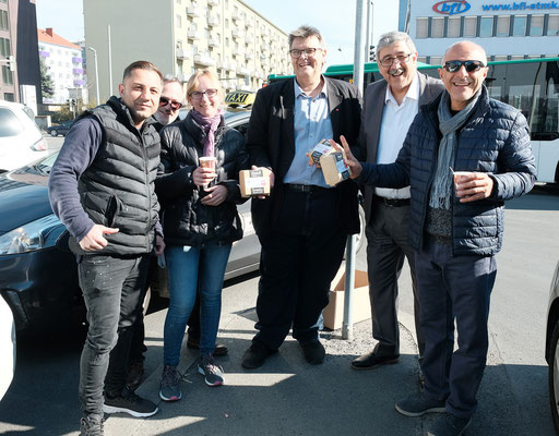 Karlheinz Winkler und Fardin Tabrizi besuchten am Faschingdienstag Taxistände in Graz und verteilten Kaffee und Krapfen.