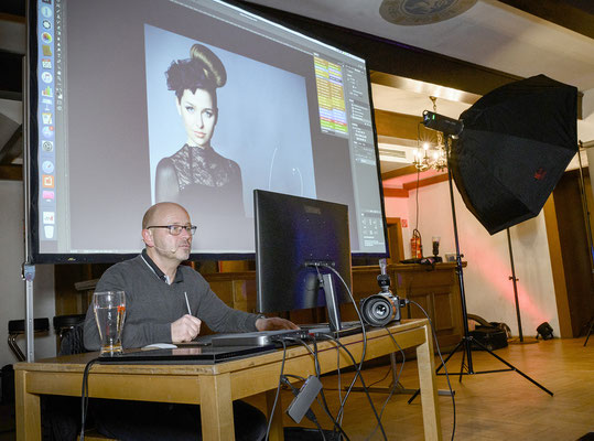 Foto-Profi Michael Schnabl bei der Bildbearbeitung