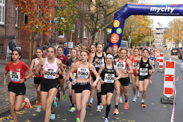 Die Frauen kurz nach dem ersten Kilometer. Die Spitze ist schon weg...