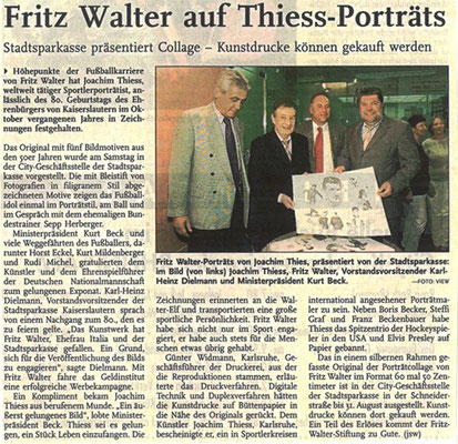 Übergabe der Collage an Fritz Walter