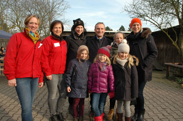 Das diesjährige Benefiz-Reiten veranstalteten die Islandpferde-Reiter Düsseldorf e.V zugunsten der Kindertafel Düsseldorf (v.L.n.R): Claudia Schlage, 2. Vorsitzende, Barbara Achterfeld, 1. Vorsitzende, Vera Geisel, Oberbürgermeister Thomas Geisel und Eva 