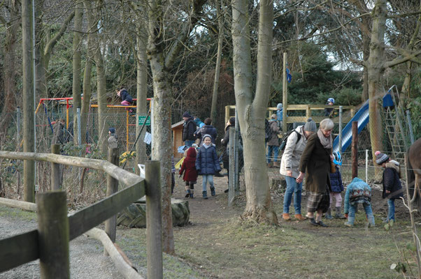 Großer Beliebtheit erfreute sich auch der kleine Spielplatz im Schatten der Bäume am Rande der Ovalbahn, mit bestem Blick auf die vorbeiziehenden Pferde.