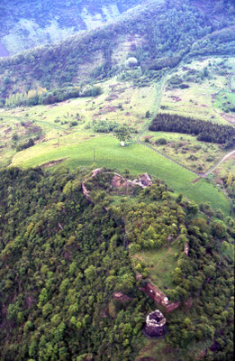 Luftaufnahme der Burgruine Hammerstein  – Von Hermu aus der deutschsprachigen Wikipedia, CC BY-SA 3.0, https://commons.wikimedia.org/w/index.php?curid=2133796