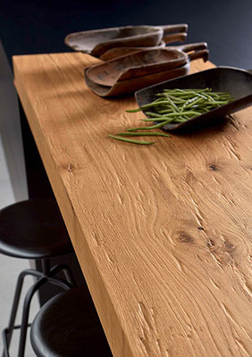 Détail espace repas en bois brut massif couleur naturel, disponible chez Cuisines Pitois à Orléans (45)