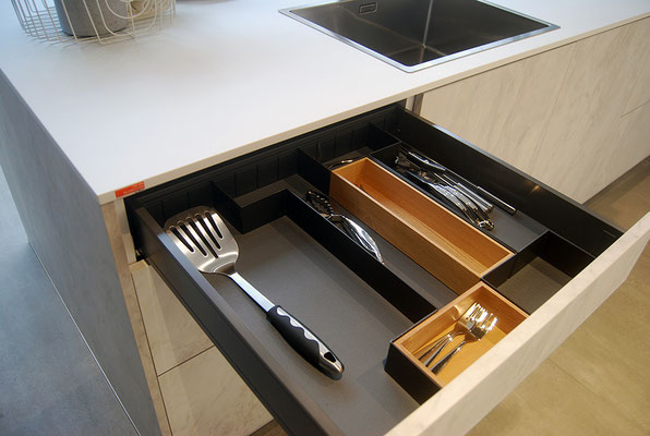 Détail de rangement de tiroir pour cuisine design, disponible chez Cuisines Pitois dans le Loiret