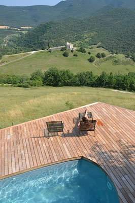 Piscine vue de la terrasse haute