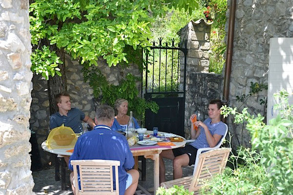 Terrasse Ouest, sous l'acacia : idéale pour le repas du midi)