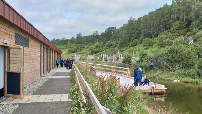 am Rewilding Centre, Rückteil mit Forschungsstation und Spielplatz für Kinder