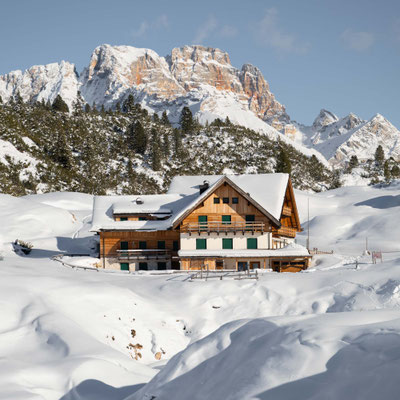 MOUNTAIN HIKEAWAYS: Winterwanderung in den Dolomiten: Ab Pederü durch den Naturpark Fanes-Sennes-Prags, Wandertipp von Marika Unterladstätter - Autorin der Wanderzeit in Südtirol