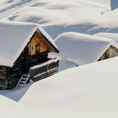 MOUNTAIN HIKEAWAYS: Winterwanderung in den Dolomiten: Ab Pederü durch den Naturpark Fanes-Sennes-Prags, Wandertipp von Marika Unterladstätter - Autorin der Wanderzeit in Südtirol