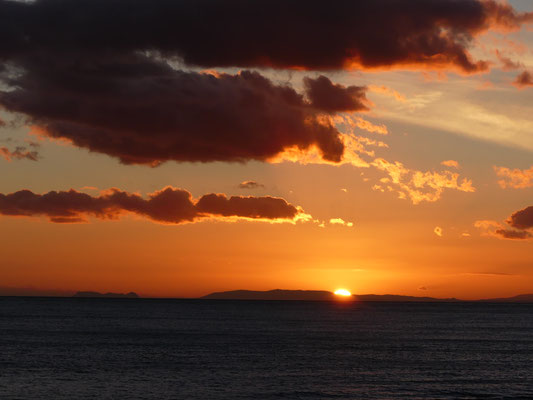 ..die Sonne geht im Meer auf und unter...