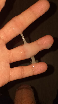 Mon sperme dans ma main après une éjaculation